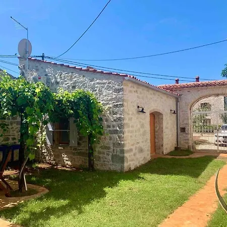 Urlaubsoase Steinhaus Mit Gastehaus Und Pool